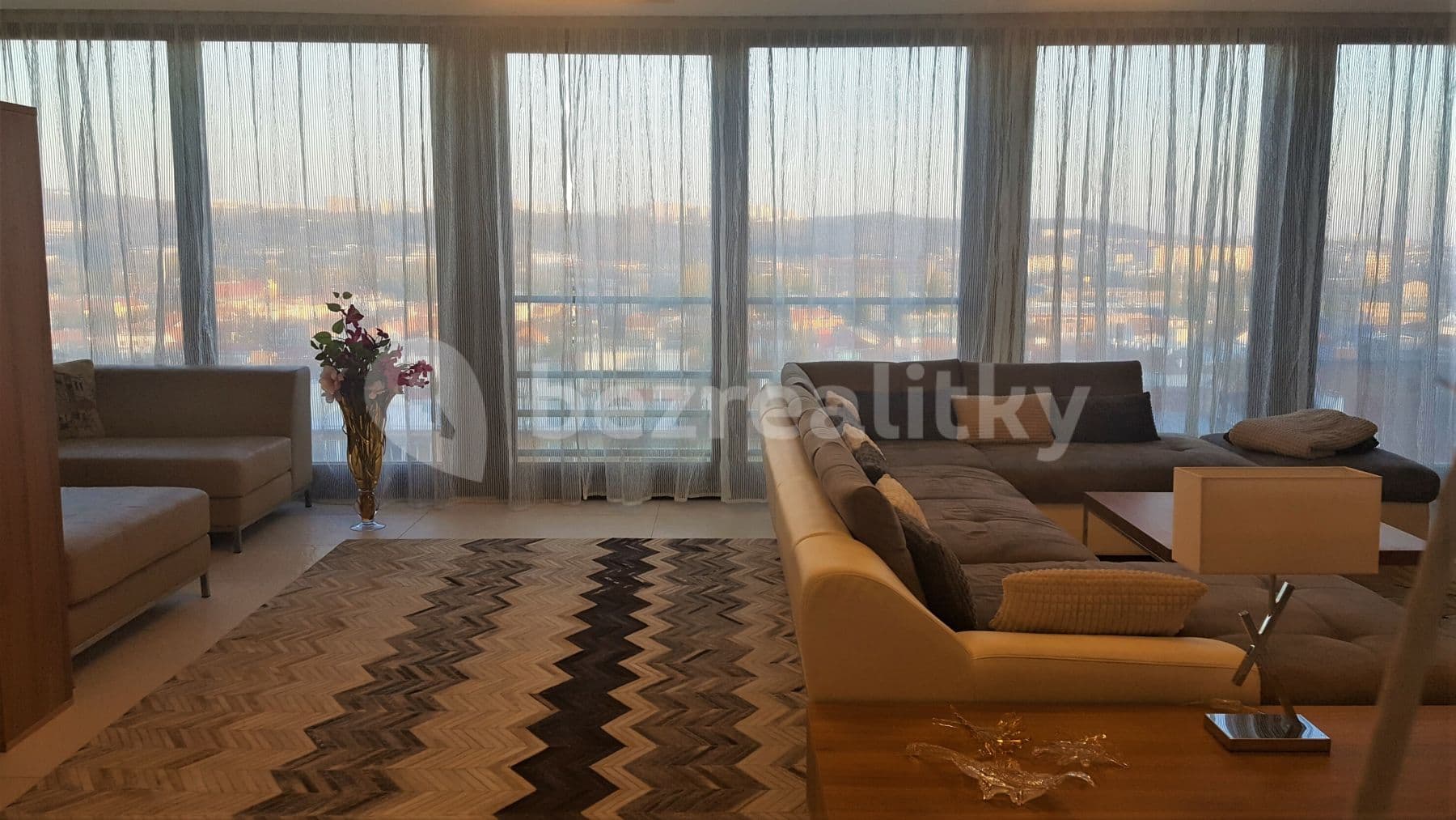 Prenájom bytu 3-izbový 400 m², Merhautova, Brno, Jihomoravský kraj Prenájom bytu 3-izbový 400 m², Merhautova, Brno, Jihomoravský kraj