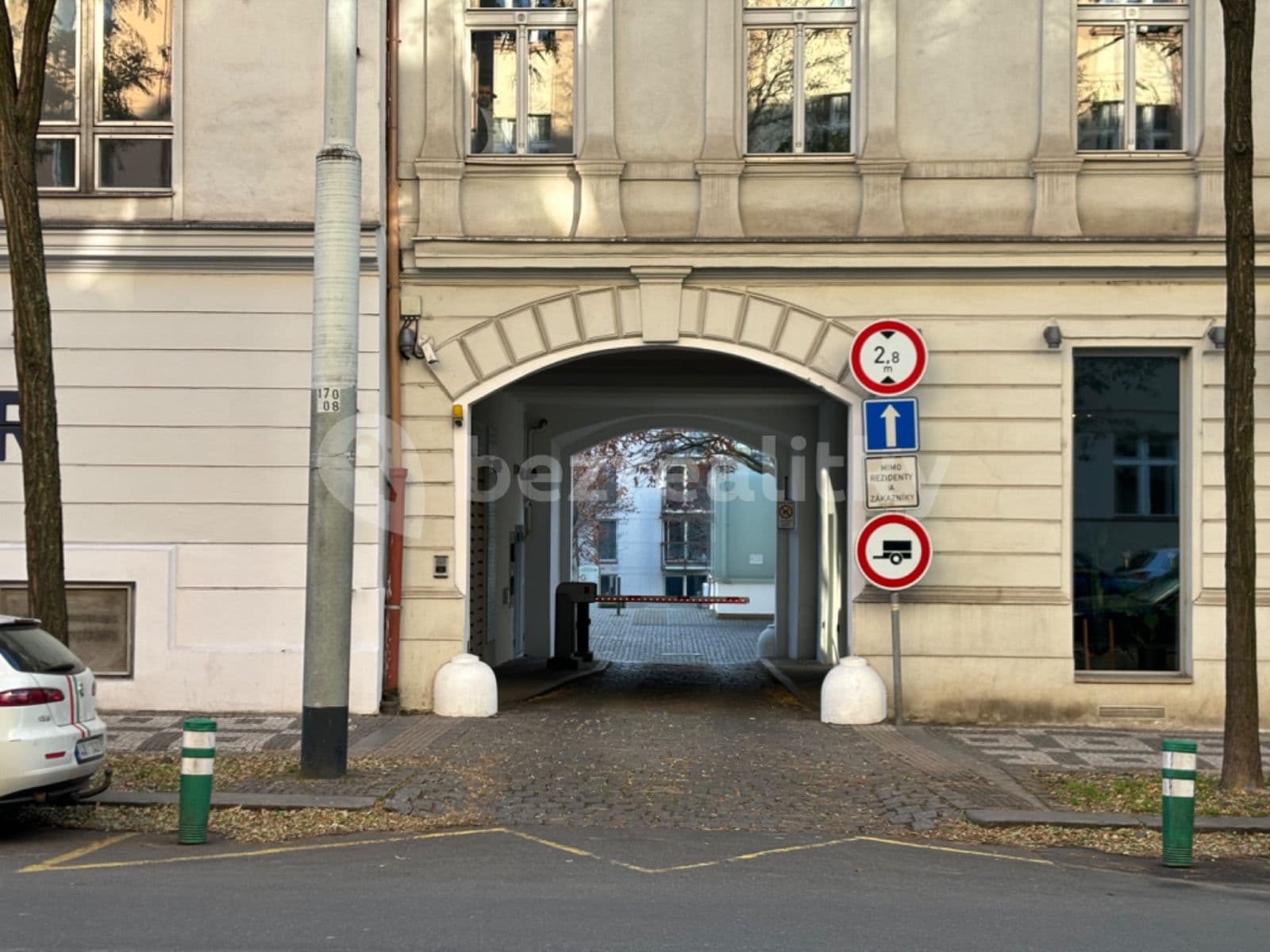 Prenájom garáže 13 m², Korunní, Praha, Praha Prenájom garáže 13 m², Korunní, Praha, Praha