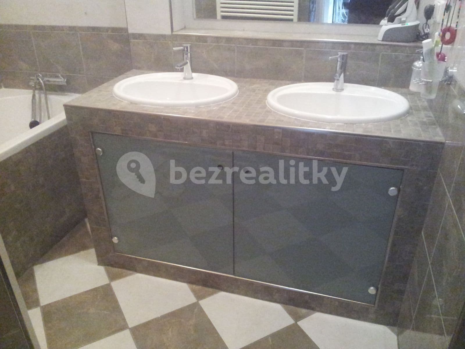 Prenájom bytu 3-izbový 80 m², Kutnauerovo náměstí, Praha, Praha Prenájom bytu 3-izbový 80 m², Kutnauerovo náměstí, Praha, Praha