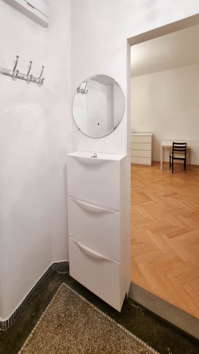 Prenájom bytu 1-izbový 30 m², Tusarova, Praha, Praha Prenájom bytu 1-izbový 30 m², Tusarova, Praha, Praha