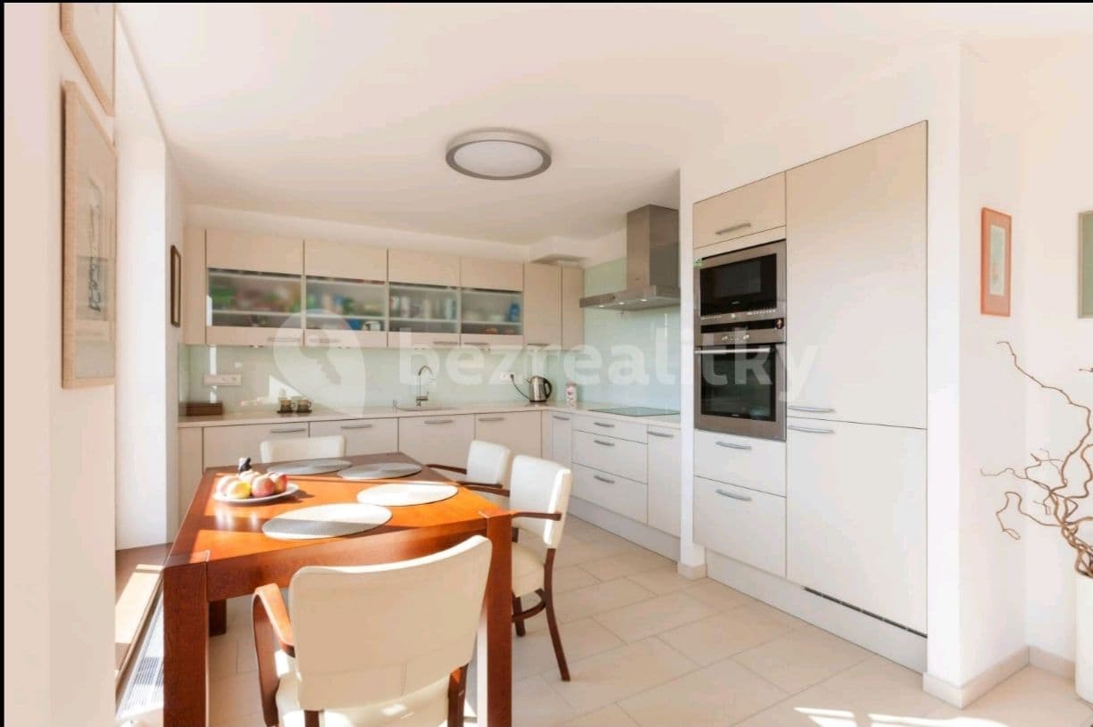 Prenájom bytu 4-izbový 104 m², Linhartova, Praha, Praha Prenájom bytu 4-izbový 104 m², Linhartova, Praha, Praha
