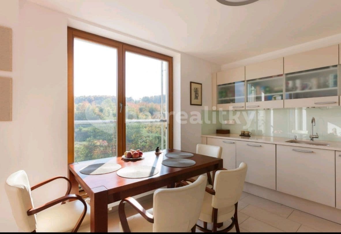 Prenájom bytu 4-izbový 104 m², Linhartova, Praha, Praha Prenájom bytu 4-izbový 104 m², Linhartova, Praha, Praha