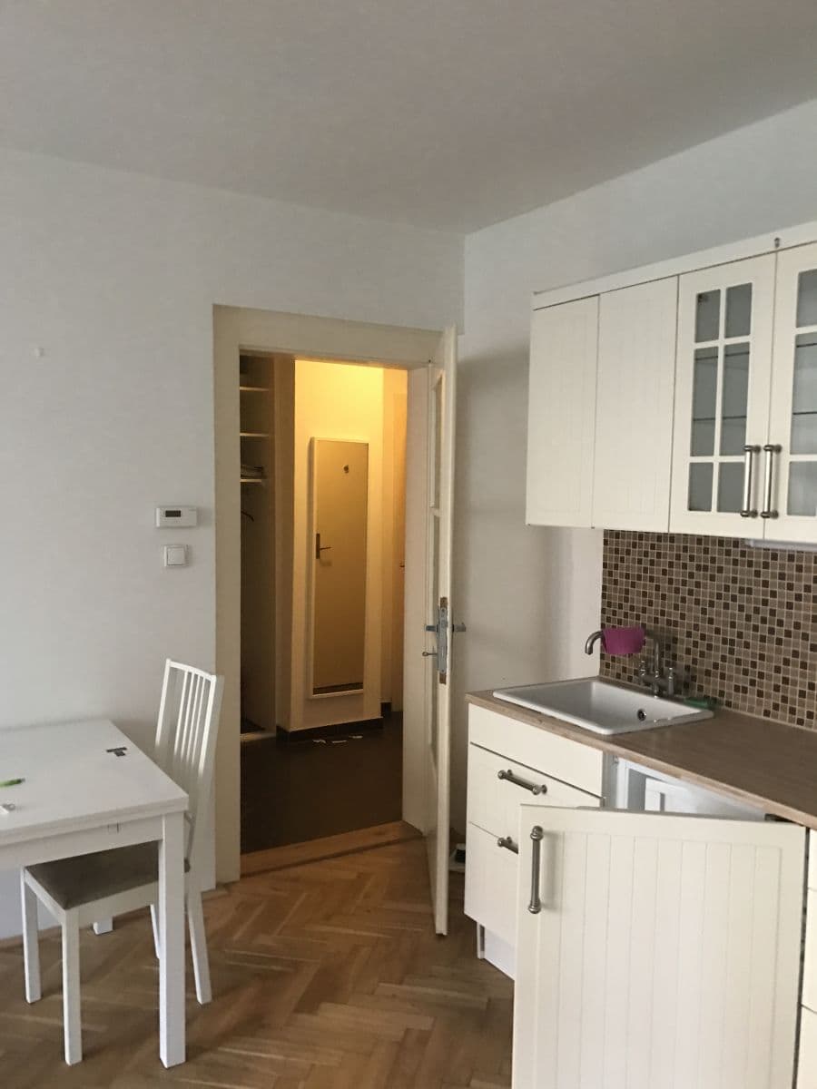 Prenájom bytu 2-izbový 42 m², Jugoslávských partyzánů, Praha, Praha Prenájom bytu 2-izbový 42 m², Jugoslávských partyzánů, Praha, Praha
