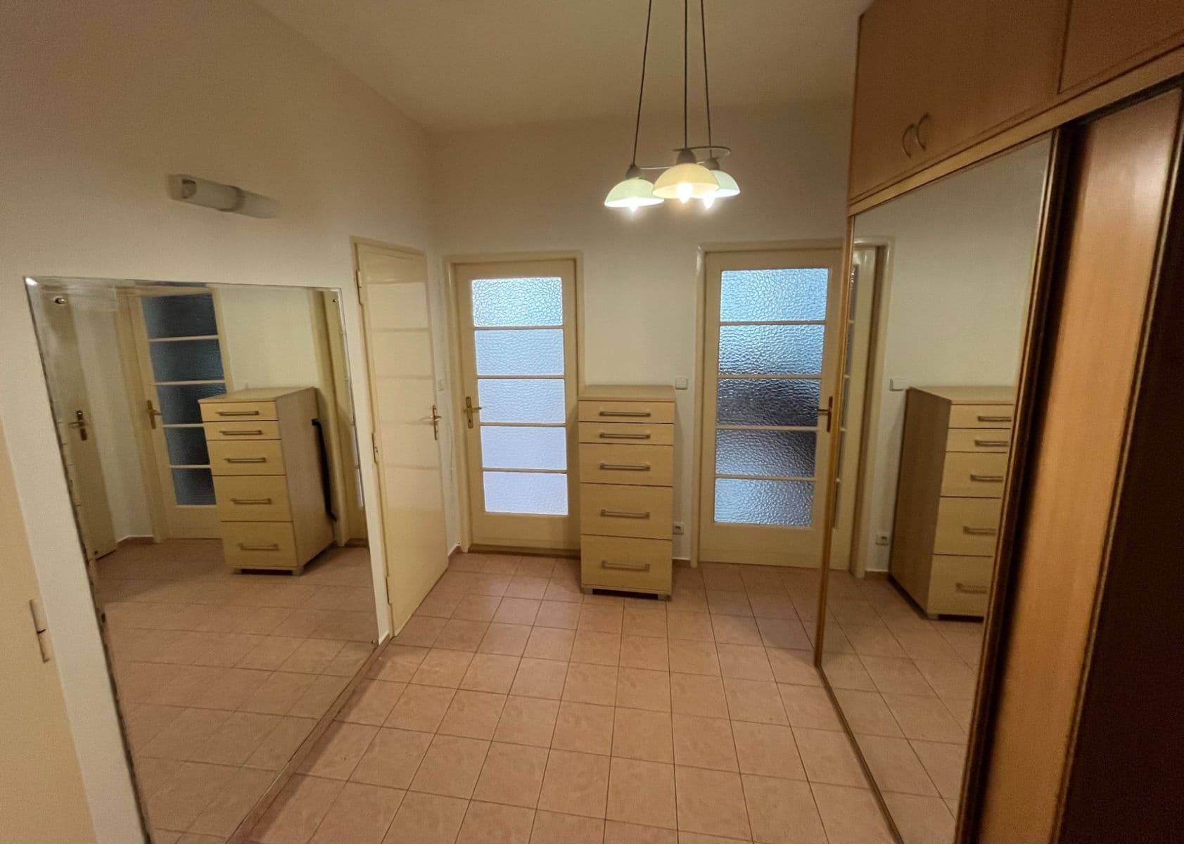 Prenájom bytu 3-izbový 90 m², Husinecká, Praha, Praha Prenájom bytu 3-izbový 90 m², Husinecká, Praha, Praha