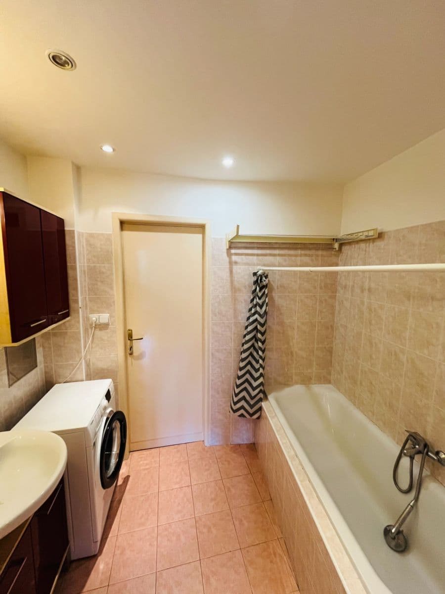 Prenájom bytu 3-izbový 90 m², Husinecká, Praha, Praha Prenájom bytu 3-izbový 90 m², Husinecká, Praha, Praha