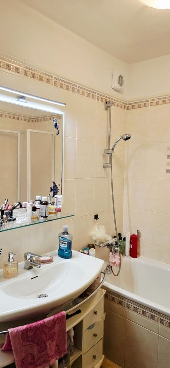 Prenájom bytu 3-izbový 73 m², U Kostela, Jablonec nad Nisou, Liberecký kraj Prenájom bytu 3-izbový 73 m², U Kostela, Jablonec nad Nisou, Liberecký kraj