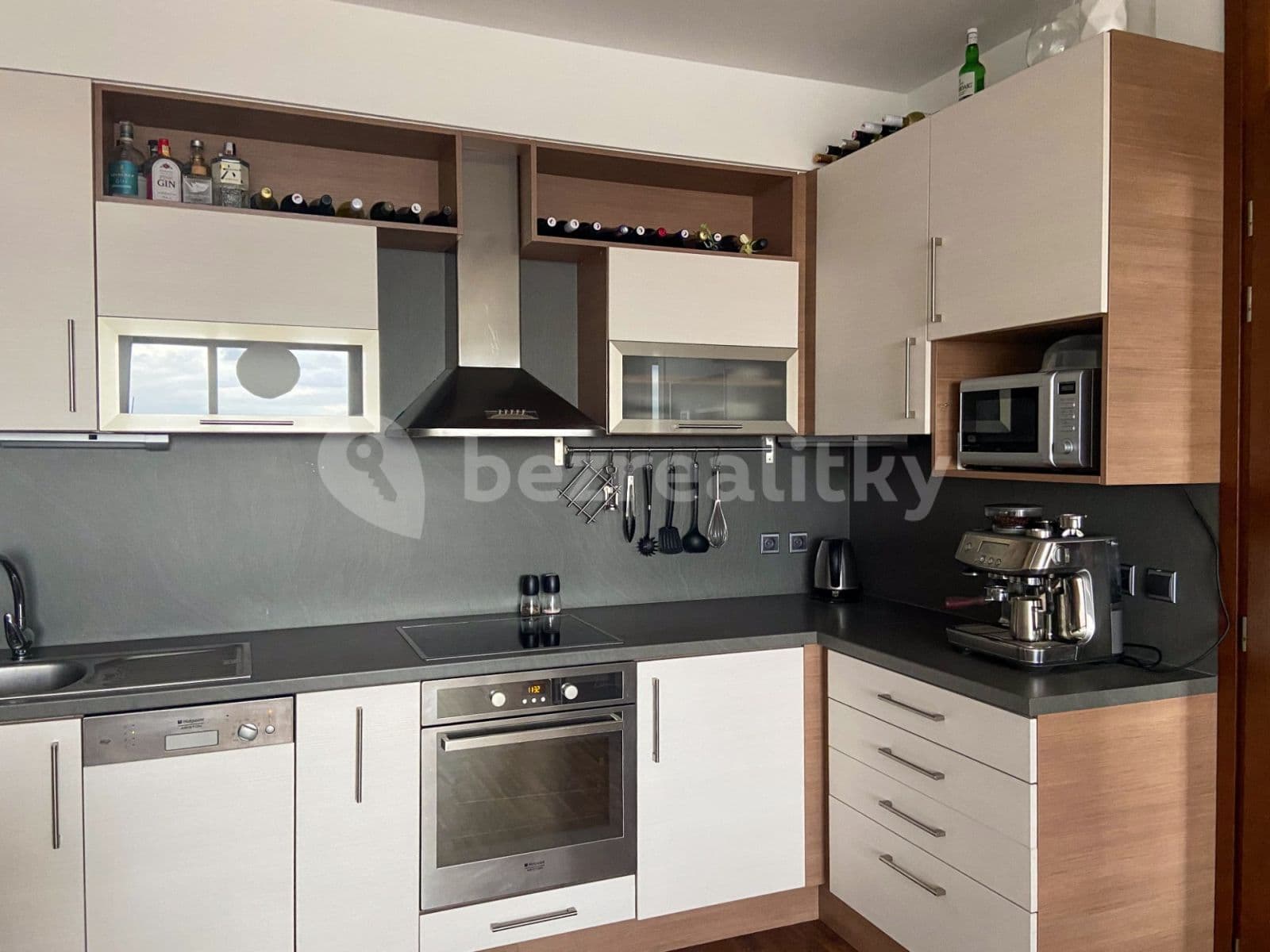 Prenájom bytu 2-izbový 46 m², Jeremiášova, Praha, Praha Prenájom bytu 2-izbový 46 m², Jeremiášova, Praha, Praha