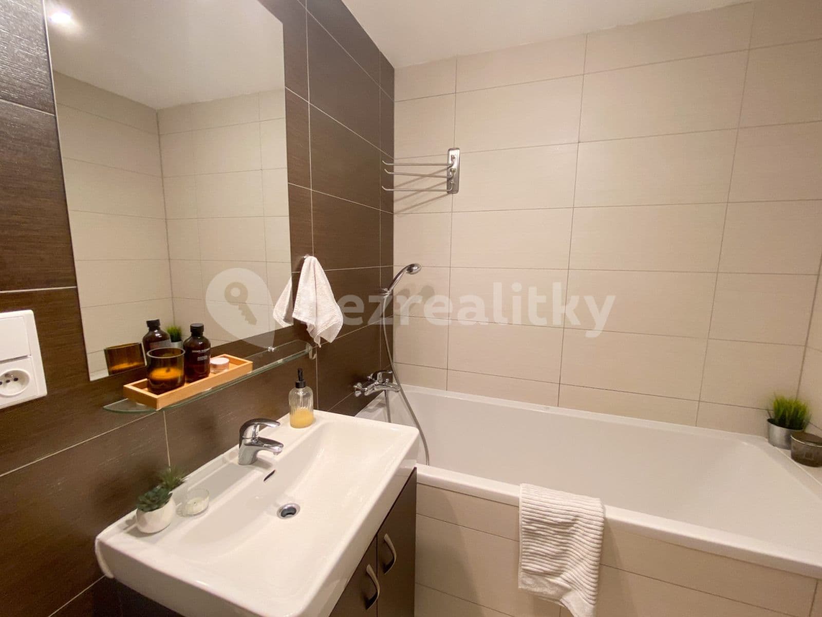 Prenájom bytu 2-izbový 46 m², Jeremiášova, Praha, Praha Prenájom bytu 2-izbový 46 m², Jeremiášova, Praha, Praha
