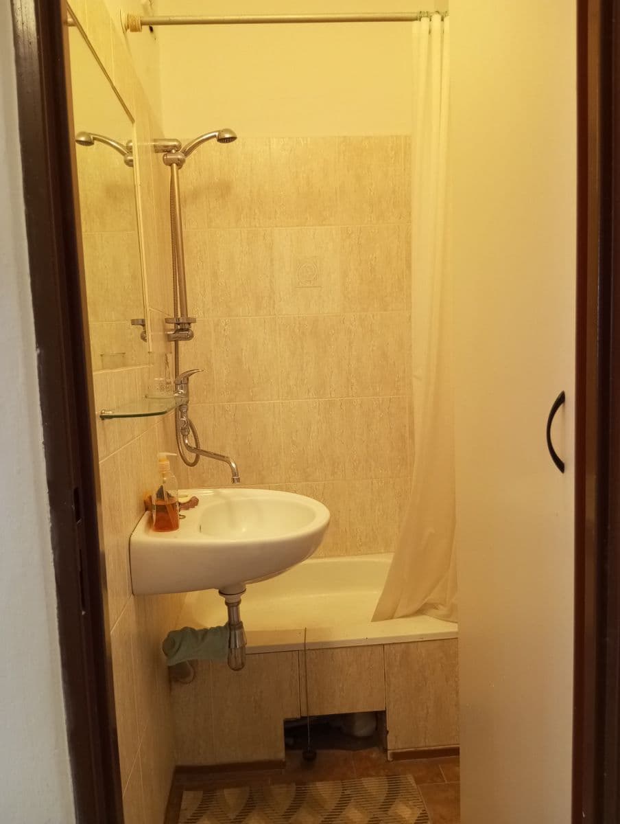 Prenájom bytu 1-izbový 25 m², Jabloňová, Praha, Praha Prenájom bytu 1-izbový 25 m², Jabloňová, Praha, Praha