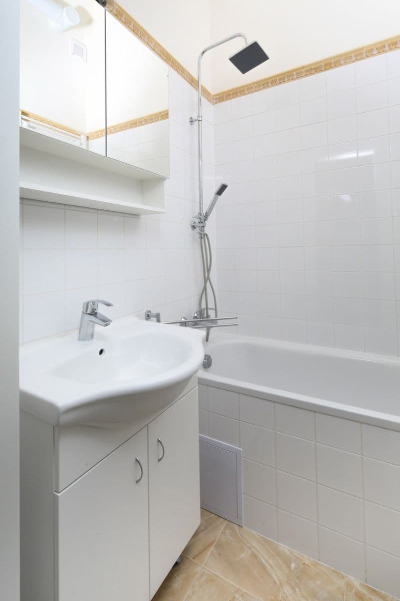 Prenájom bytu 2-izbový 75 m², U Rajské zahrady, Praha, Praha Prenájom bytu 2-izbový 75 m², U Rajské zahrady, Praha, Praha