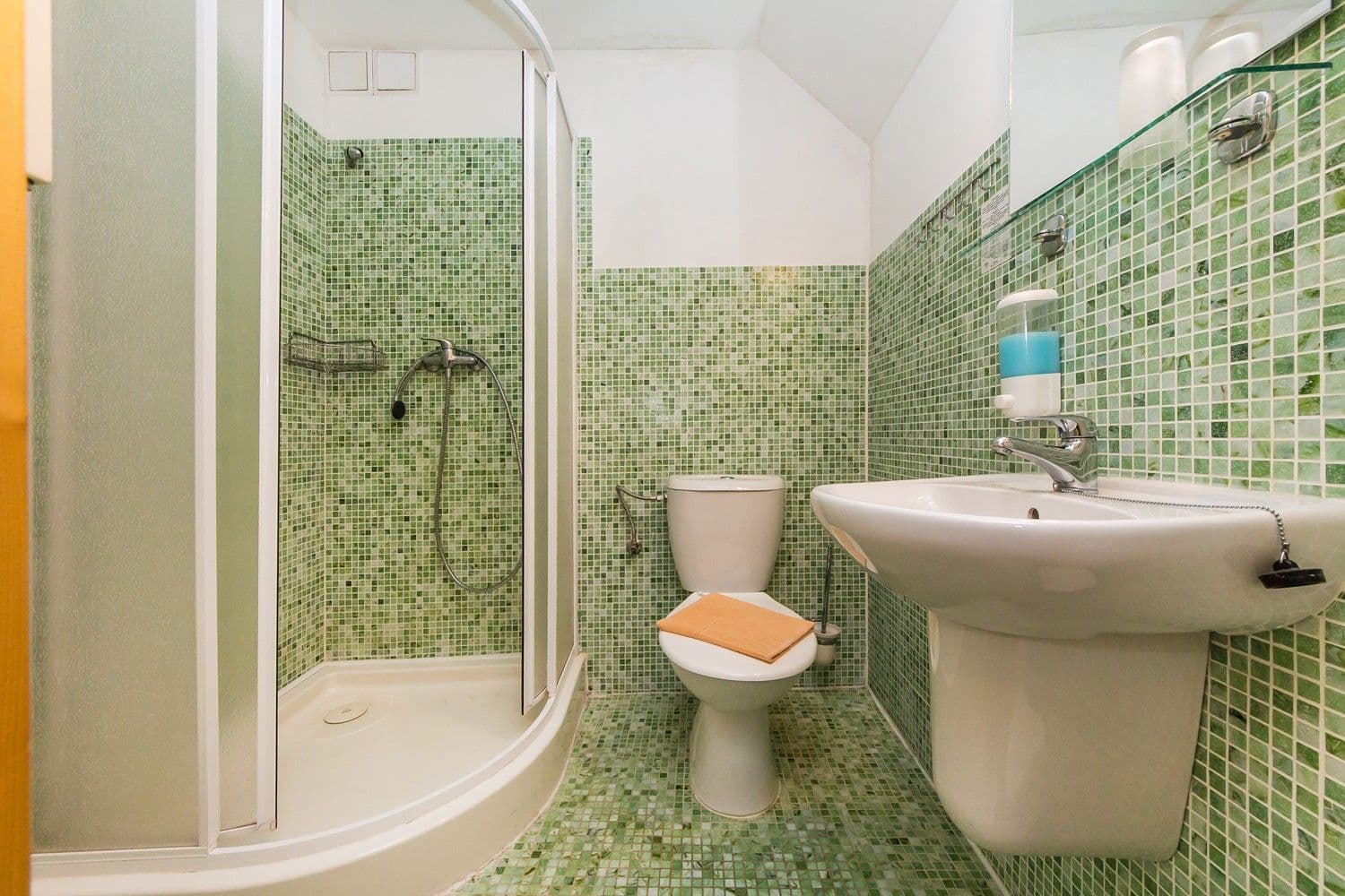 Predaj nebytového priestoru 1.200 m², Pecka, Královéhradecký kraj Predaj nebytového priestoru 1.200 m², Pecka, Královéhradecký kraj