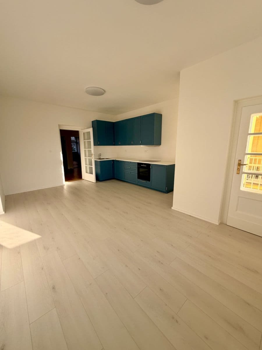 Prenájom bytu 3-izbový 85 m², Uralská, Praha, Praha Prenájom bytu 3-izbový 85 m², Uralská, Praha, Praha
