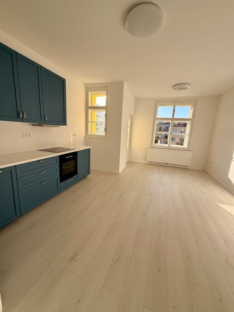 Prenájom bytu 3-izbový 85 m², Uralská, Praha, Praha Prenájom bytu 3-izbový 85 m², Uralská, Praha, Praha