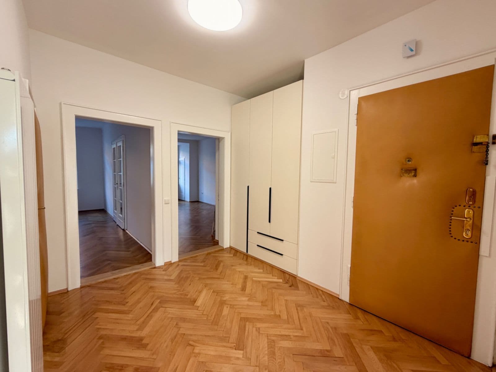 Prenájom bytu 3-izbový 85 m², Uralská, Praha, Praha Prenájom bytu 3-izbový 85 m², Uralská, Praha, Praha