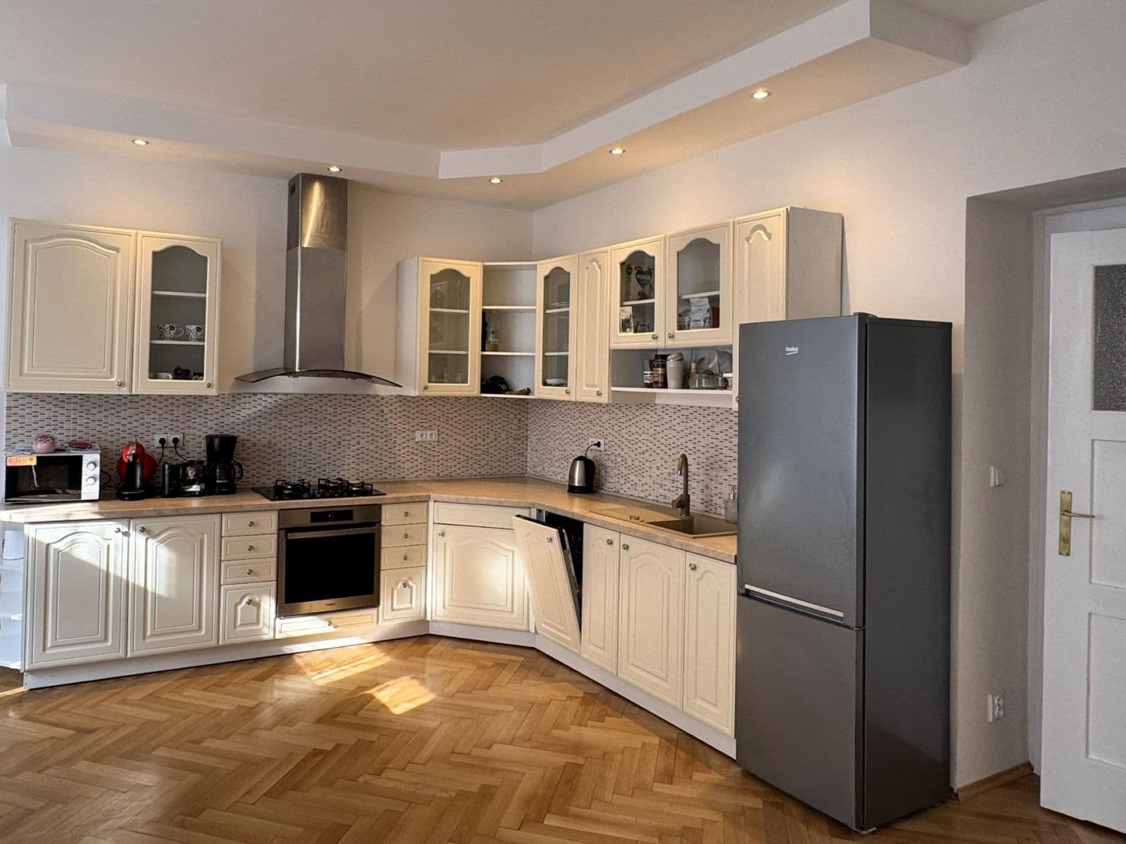 Prenájom bytu 3-izbový 125 m², náměstí Jiřího z Poděbrad, Praha, Praha Prenájom bytu 3-izbový 125 m², náměstí Jiřího z Poděbrad, Praha, Praha