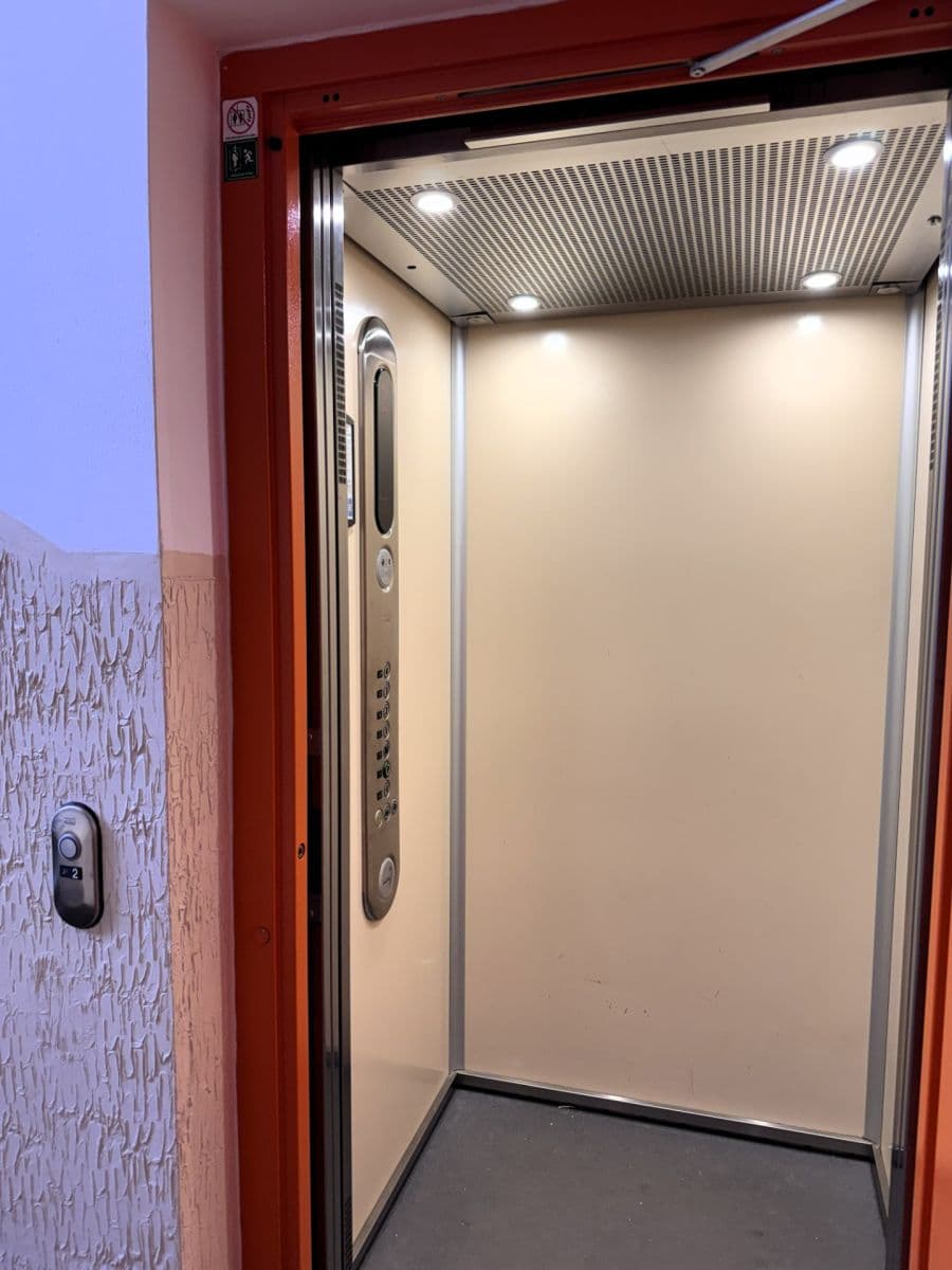 Prenájom bytu 3-izbový 125 m², náměstí Jiřího z Poděbrad, Praha, Praha Prenájom bytu 3-izbový 125 m², náměstí Jiřího z Poděbrad, Praha, Praha