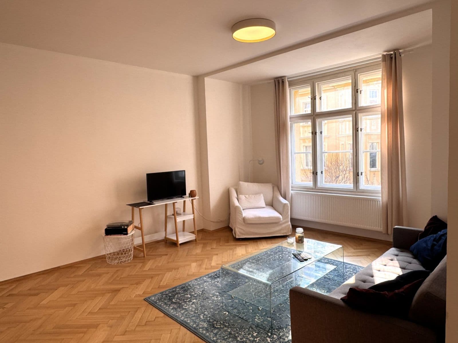 Prenájom bytu 3-izbový 125 m², náměstí Jiřího z Poděbrad, Praha, Praha Prenájom bytu 3-izbový 125 m², náměstí Jiřího z Poděbrad, Praha, Praha