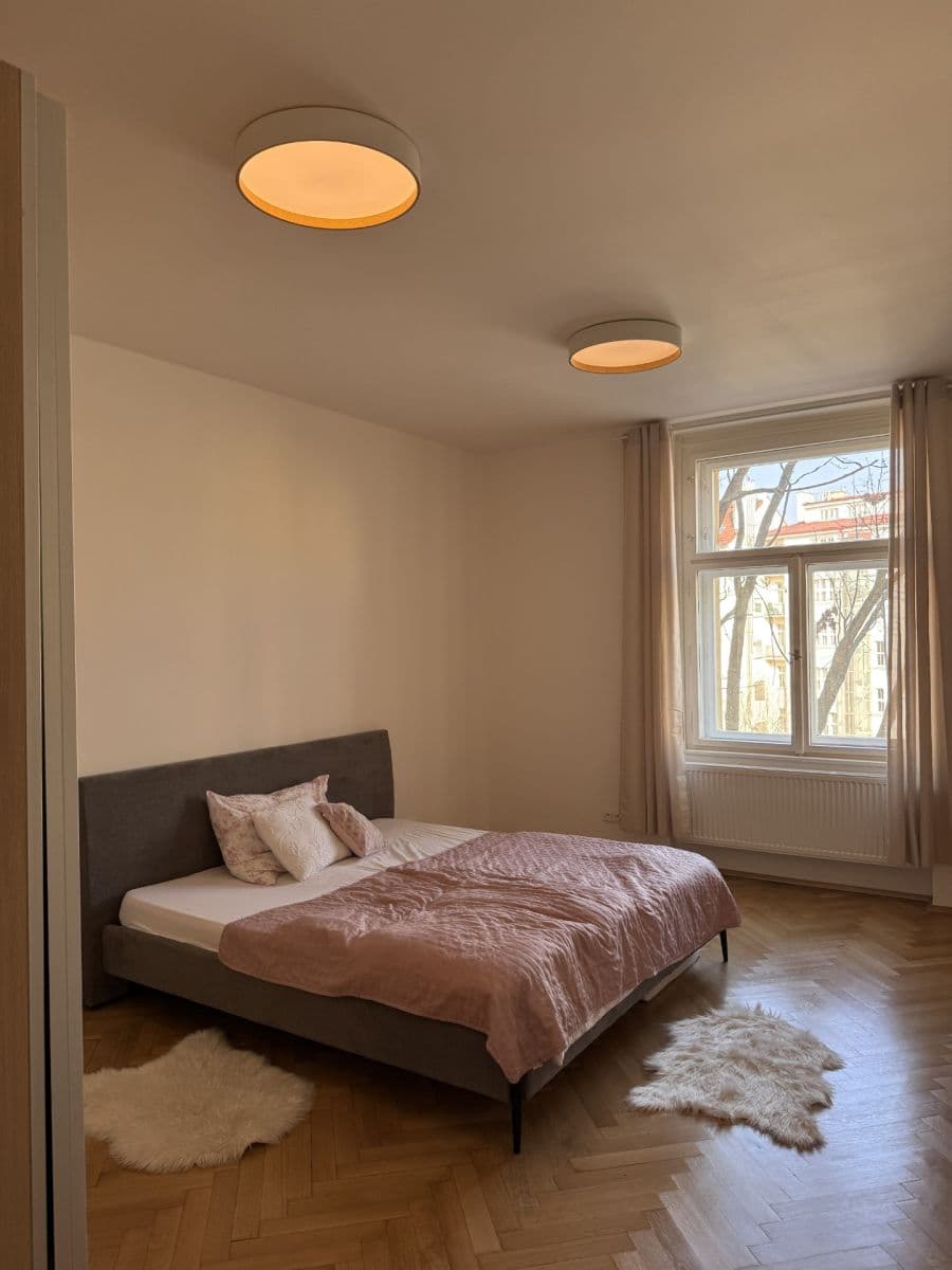 Prenájom bytu 3-izbový 125 m², náměstí Jiřího z Poděbrad, Praha, Praha Prenájom bytu 3-izbový 125 m², náměstí Jiřího z Poděbrad, Praha, Praha