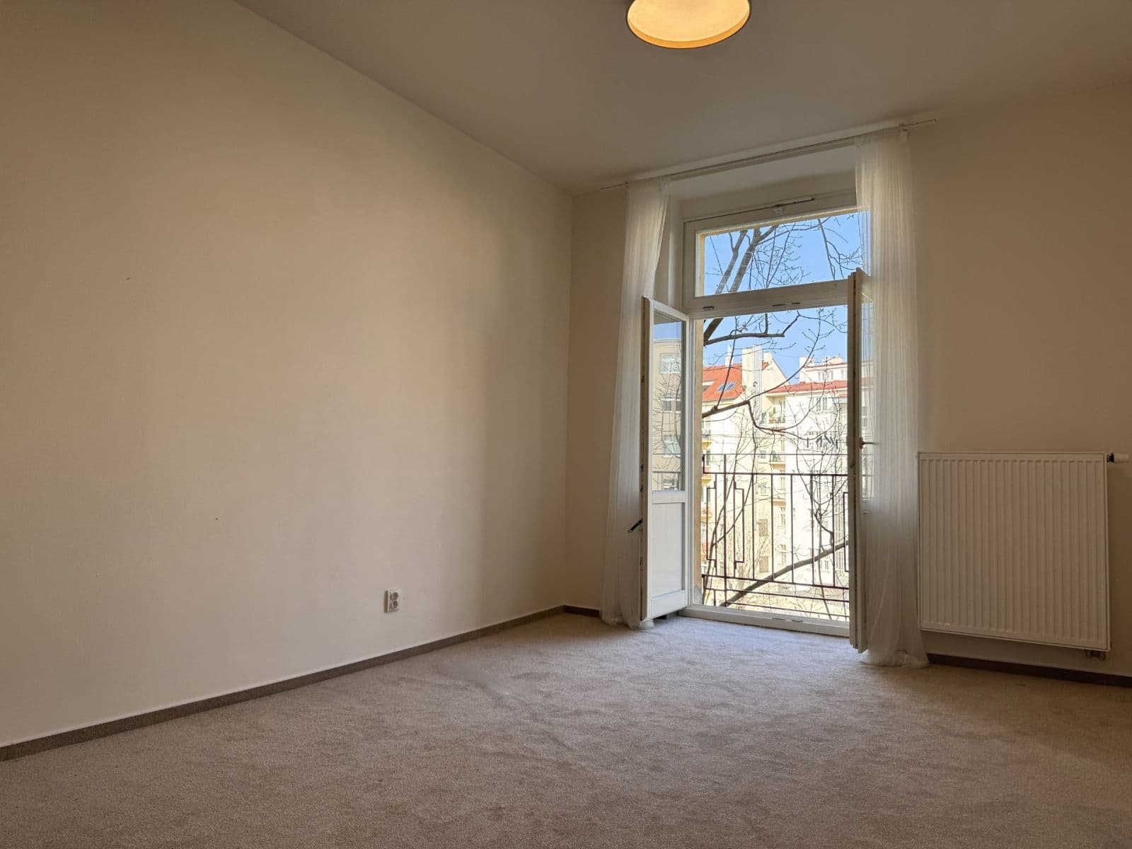 Prenájom bytu 3-izbový 125 m², náměstí Jiřího z Poděbrad, Praha, Praha Prenájom bytu 3-izbový 125 m², náměstí Jiřího z Poděbrad, Praha, Praha