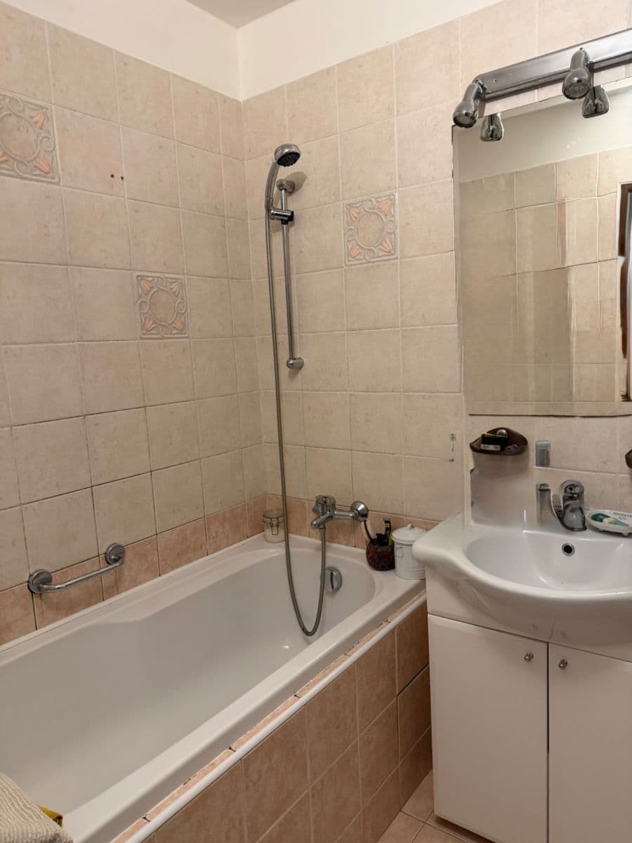 Prenájom bytu 3-izbový 70 m², Holčovická, Praha, Praha Prenájom bytu 3-izbový 70 m², Holčovická, Praha, Praha