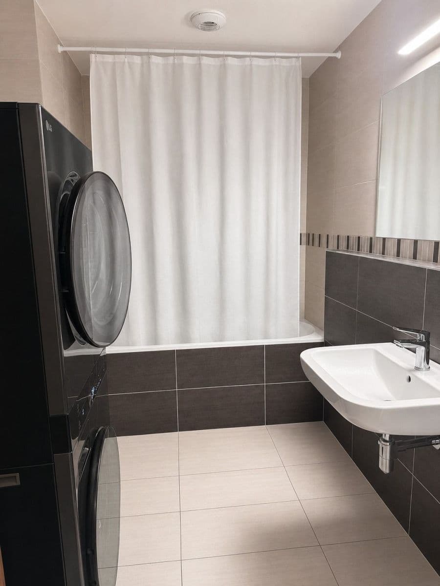 Prenájom bytu Garsoniéra 43 m², Na Hřebenkách, Praha, Praha Prenájom bytu Garsoniéra 43 m², Na Hřebenkách, Praha, Praha