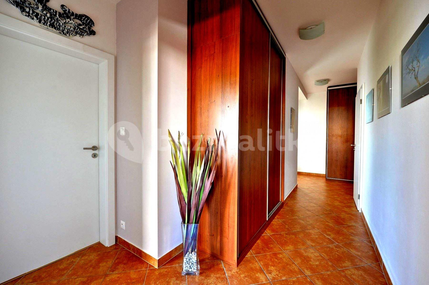 Prenájom bytu 4-izbový 105 m², V Třešňovce, Praha, Praha