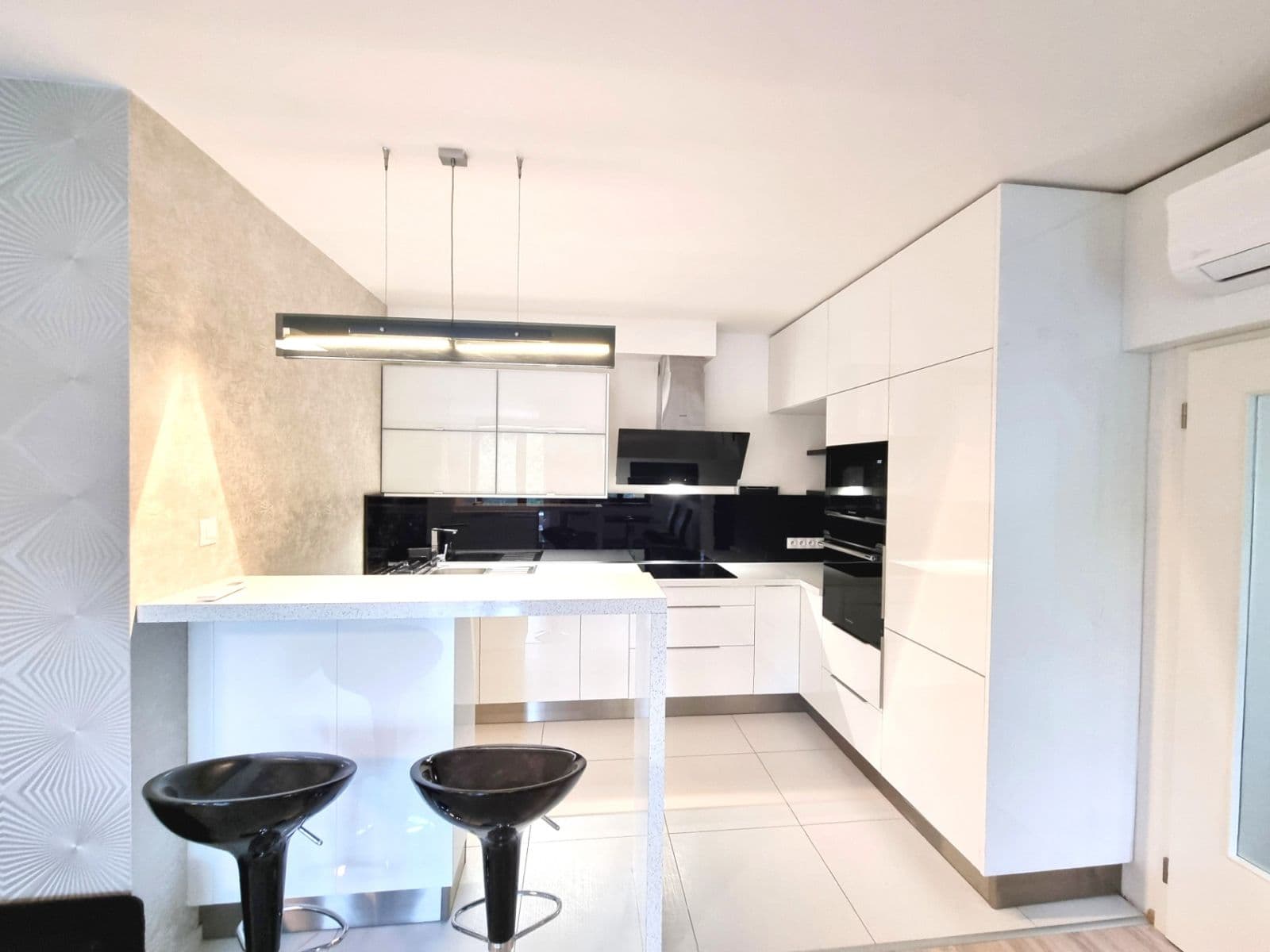 Prenájom bytu 3-izbový 92 m², K Náhonu, Praha, Praha Prenájom bytu 3-izbový 92 m², K Náhonu, Praha, Praha
