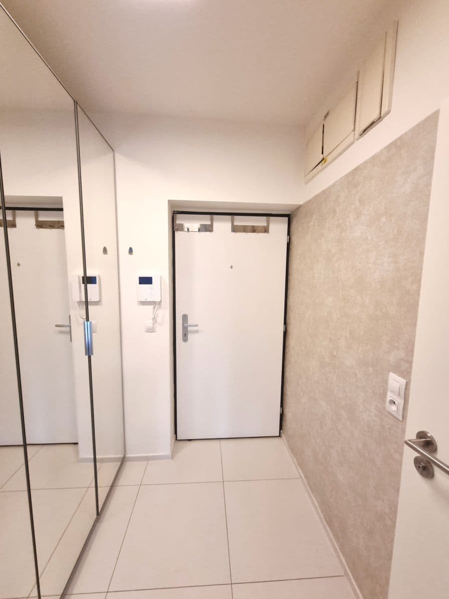 Prenájom bytu 3-izbový 92 m², K Náhonu, Praha, Praha Prenájom bytu 3-izbový 92 m², K Náhonu, Praha, Praha