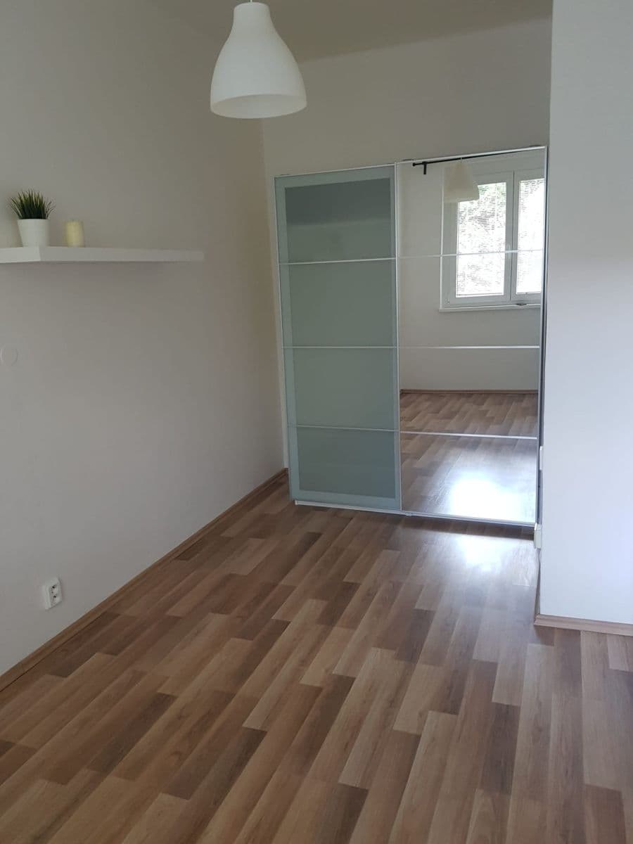 Prenájom bytu 2-izbový 40 m², Humpolecká, Praha, Praha Prenájom bytu 2-izbový 40 m², Humpolecká, Praha, Praha