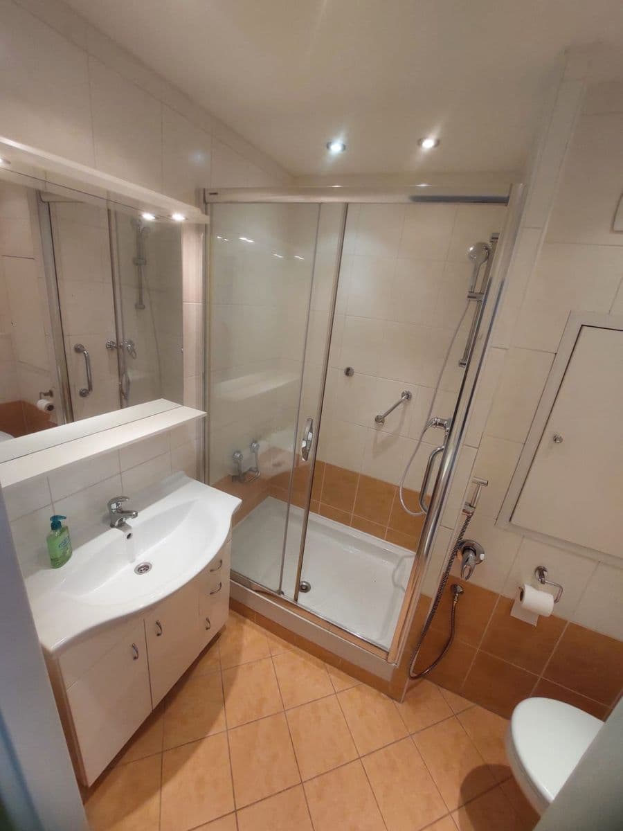 Prenájom bytu 2-izbový 40 m², Leopoldova, Praha, Praha Prenájom bytu 2-izbový 40 m², Leopoldova, Praha, Praha