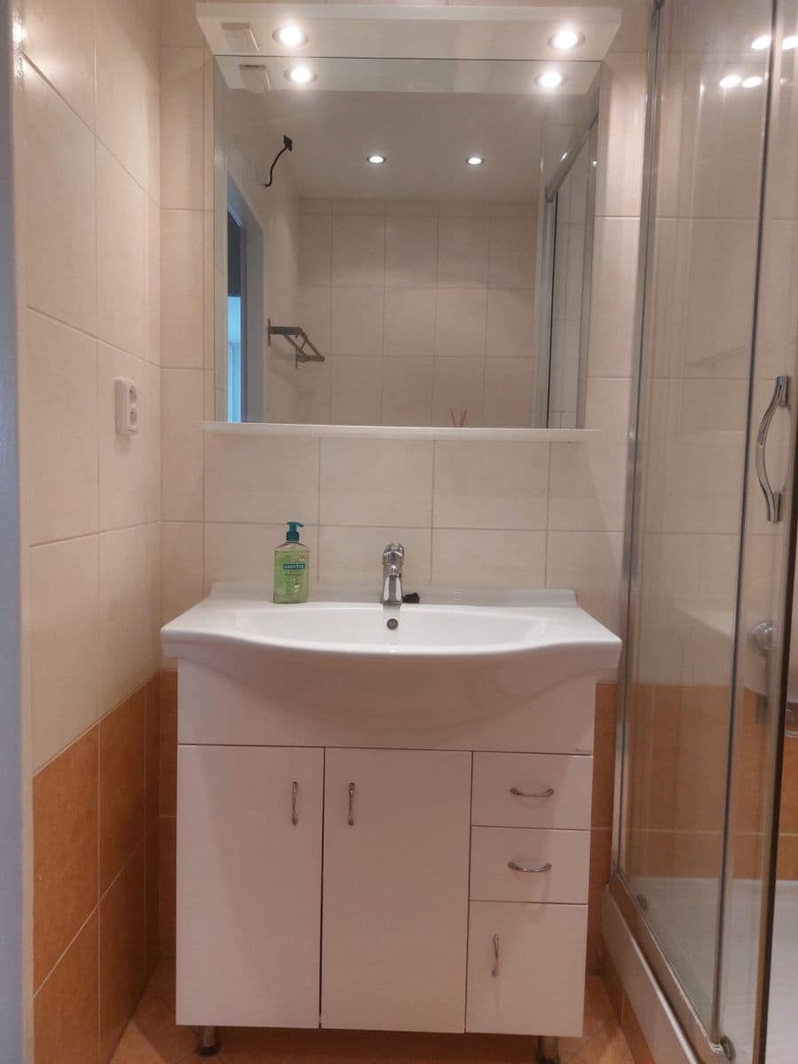 Prenájom bytu 2-izbový 40 m², Leopoldova, Praha, Praha Prenájom bytu 2-izbový 40 m², Leopoldova, Praha, Praha