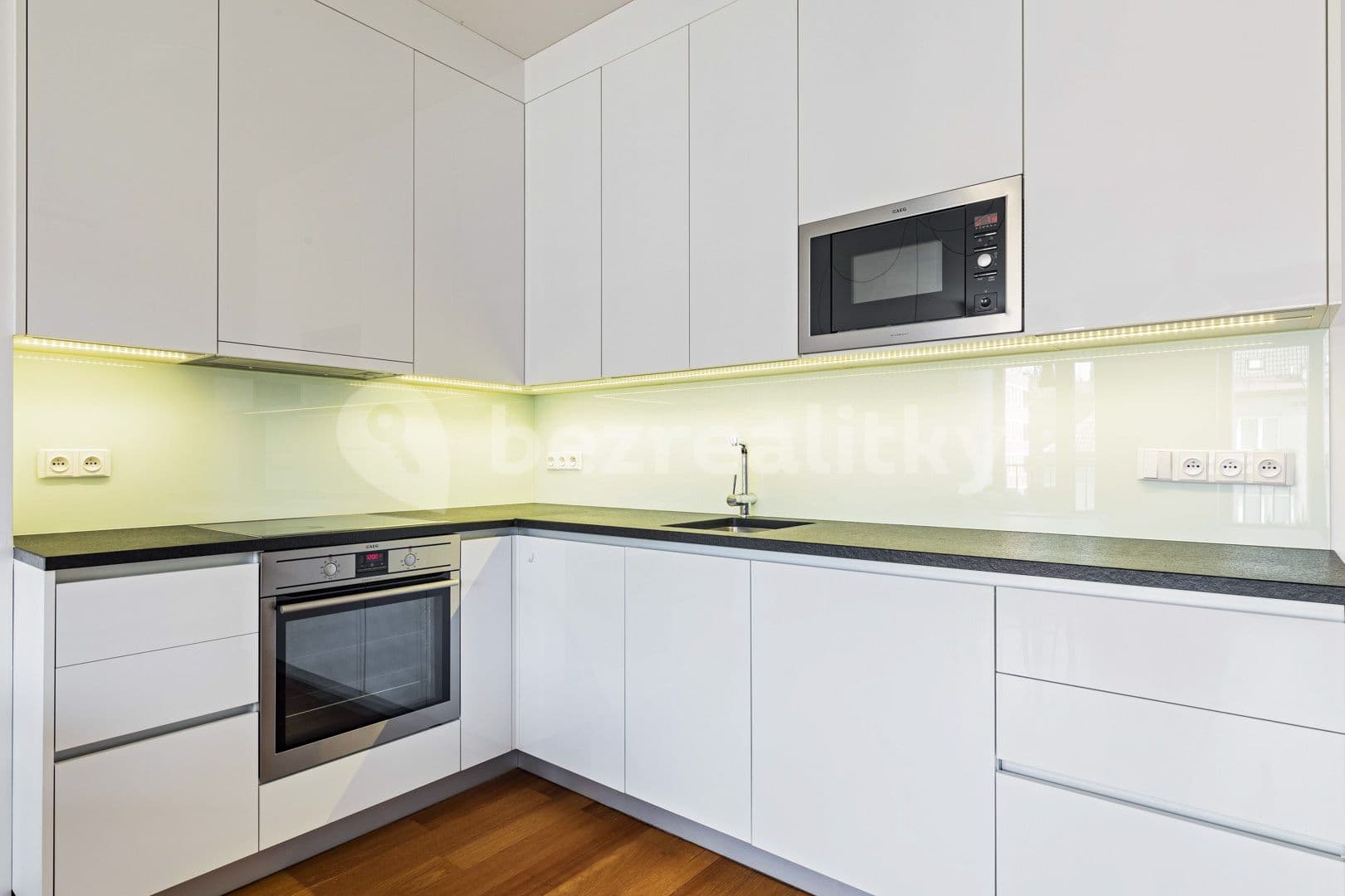 Prenájom bytu 2-izbový 65 m², Bechyňova, Praha, Praha Prenájom bytu 2-izbový 65 m², Bechyňova, Praha, Praha