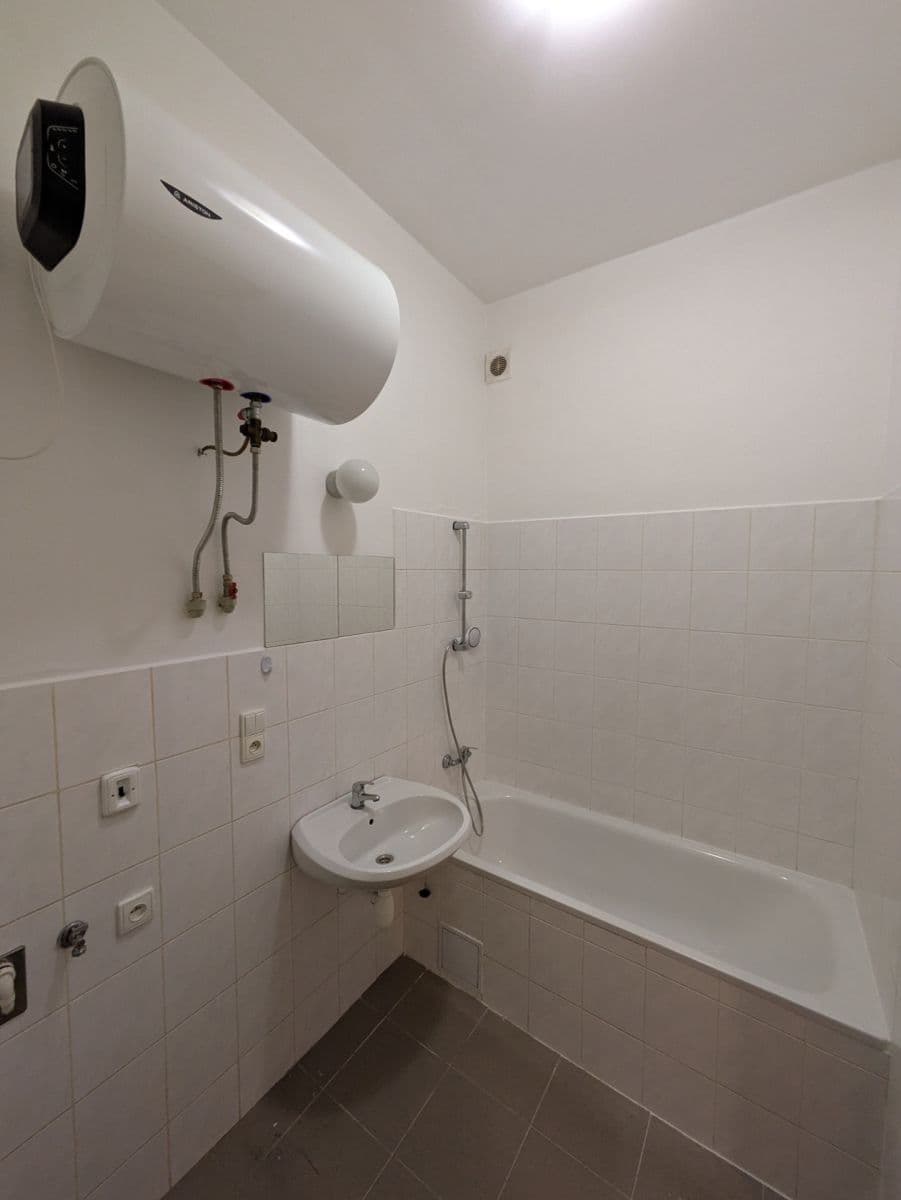 Prenájom bytu 1-izbový 28 m², Lounská, Teplice, Ústecký kraj Prenájom bytu 1-izbový 28 m², Lounská, Teplice, Ústecký kraj
