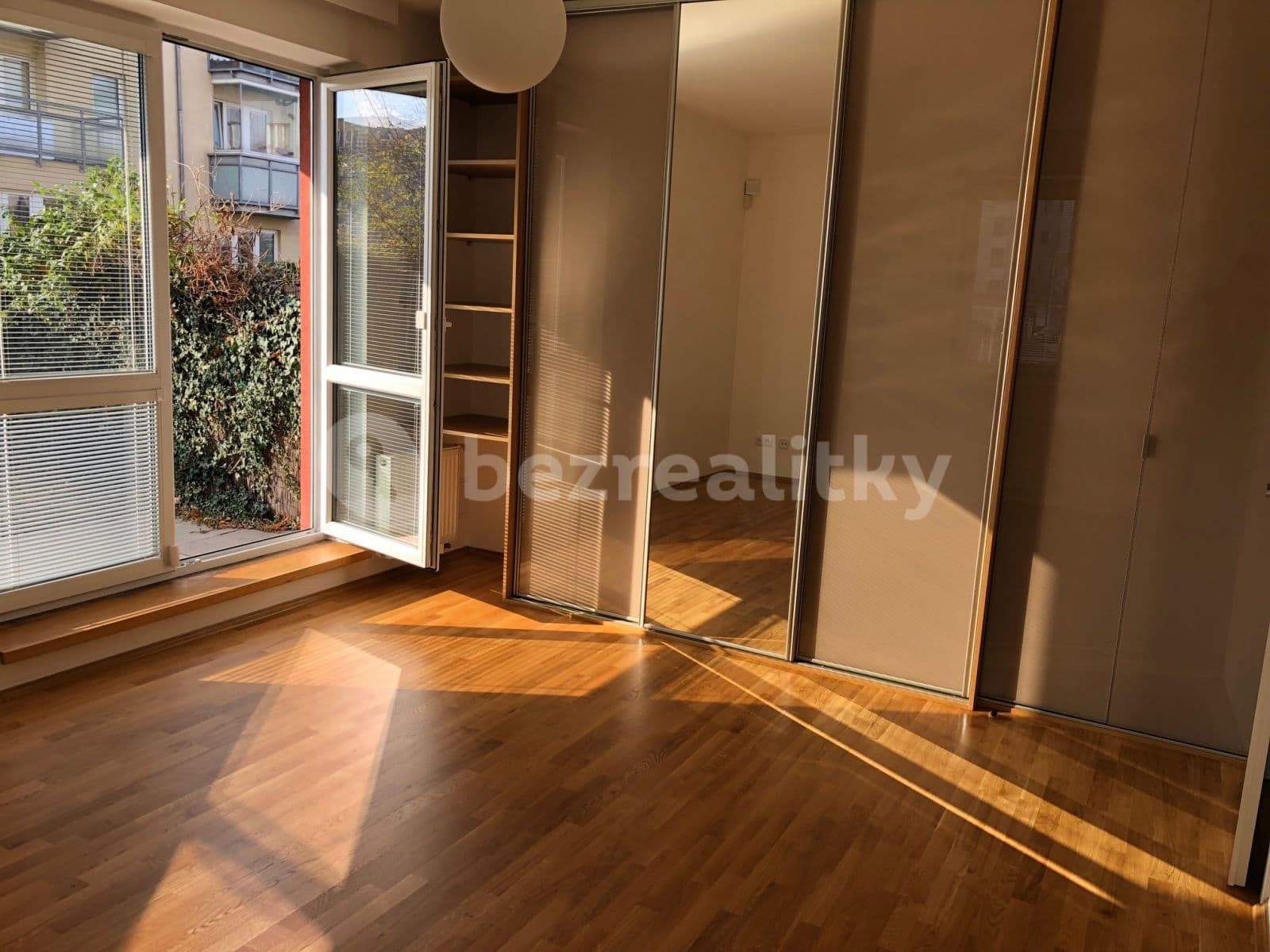 Prenájom bytu 3-izbový 95 m², U Včely, Praha, Praha Prenájom bytu 3-izbový 95 m², U Včely, Praha, Praha