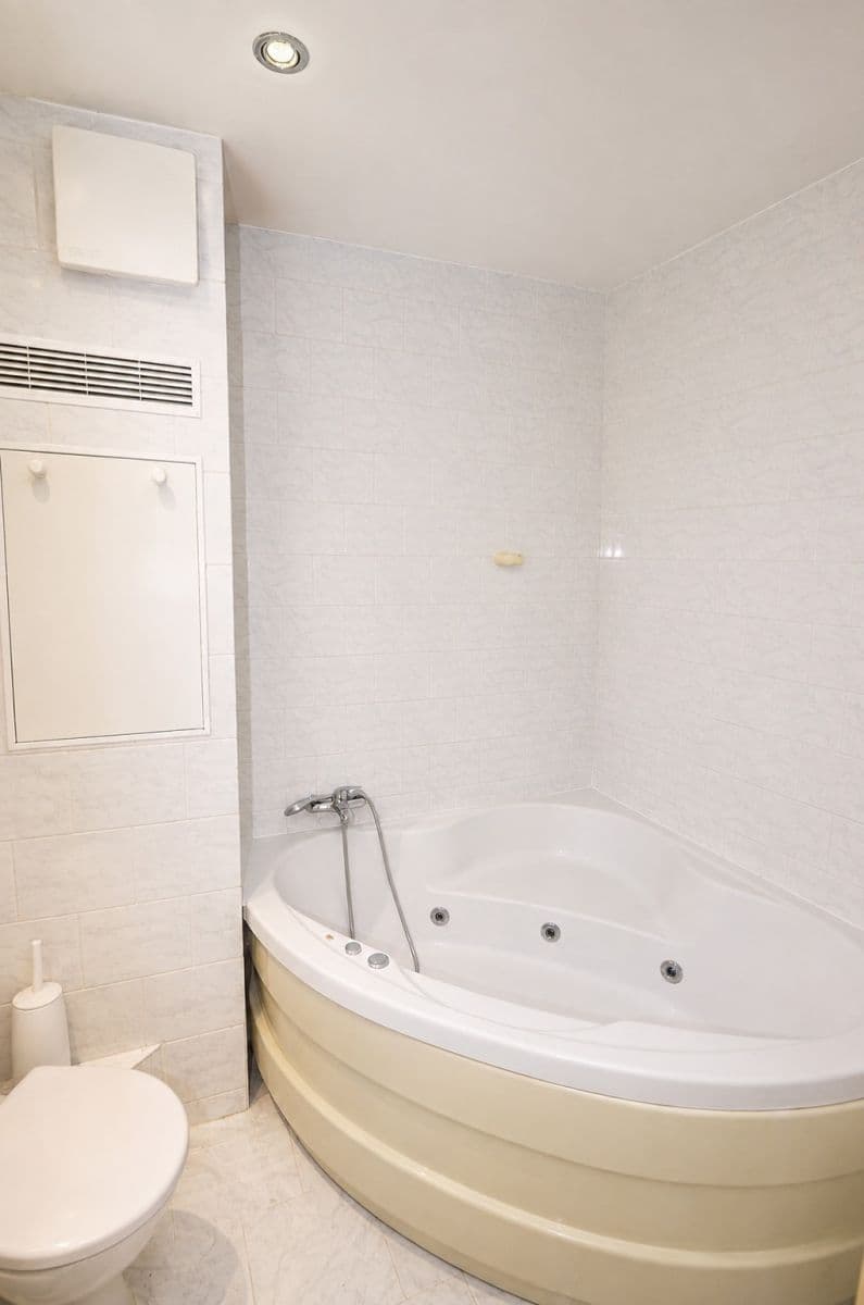 Prenájom bytu 2-izbový 40 m², Molákova, Praha, Praha Prenájom bytu 2-izbový 40 m², Molákova, Praha, Praha