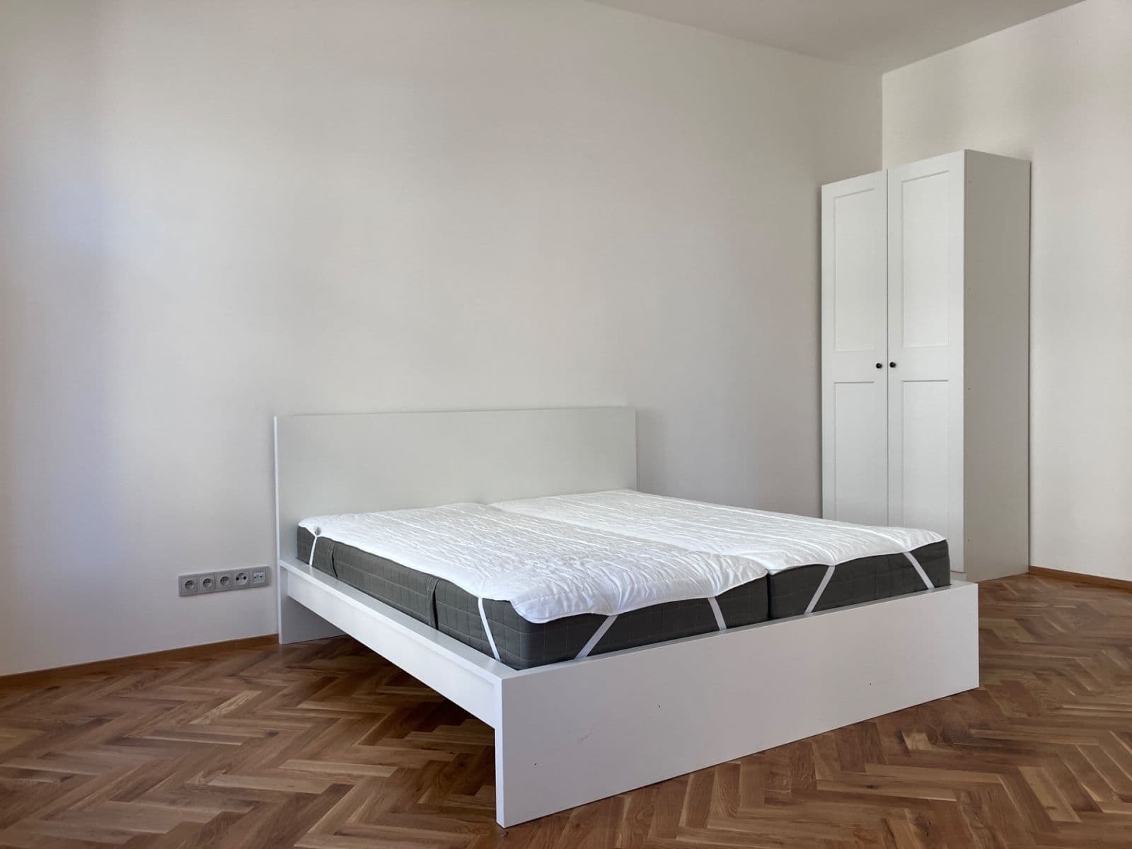 Prenájom bytu 4-izbový 126 m², Legerova, Praha, Praha Prenájom bytu 4-izbový 126 m², Legerova, Praha, Praha