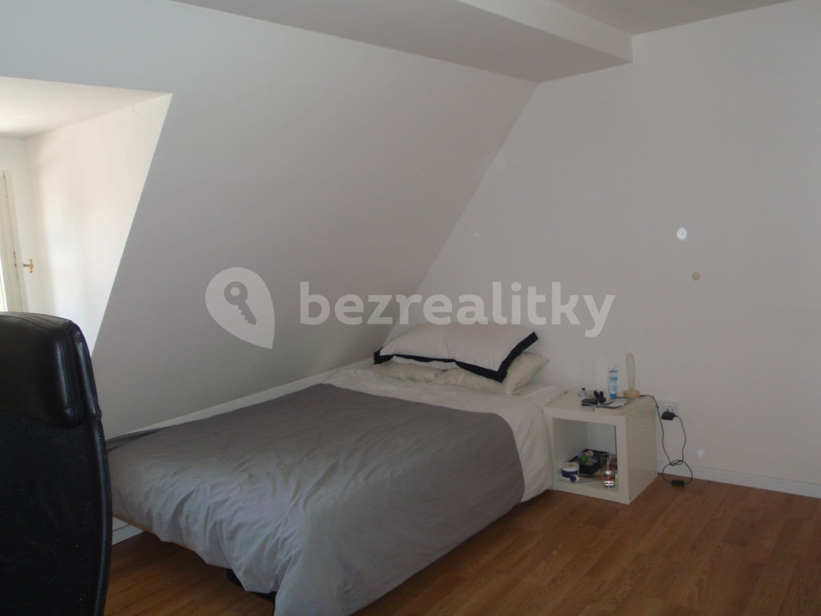 Prenájom bytu 3-izbový 92 m², U Lužického semináře, Praha, Praha
