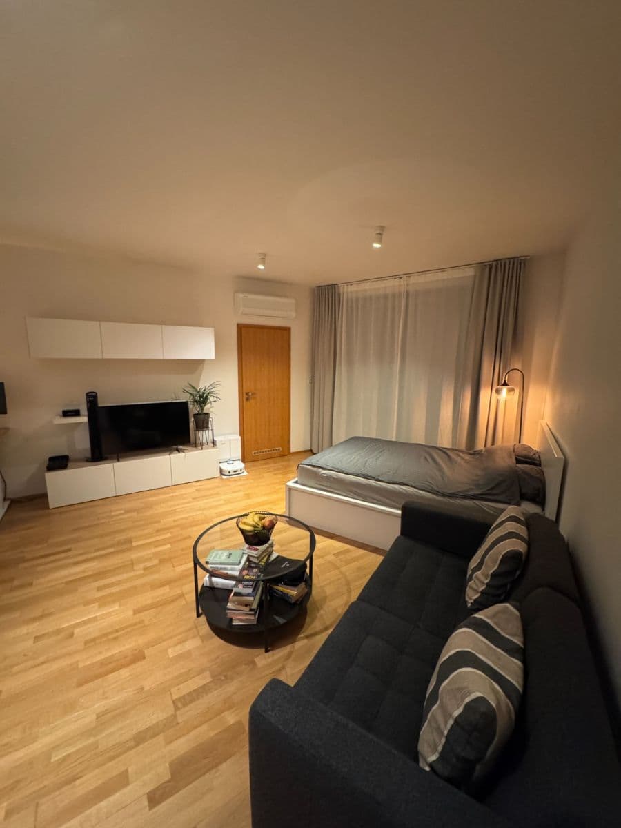 Prenájom bytu 1-izbový 39 m², Vojenova, Praha, Praha Prenájom bytu 1-izbový 39 m², Vojenova, Praha, Praha