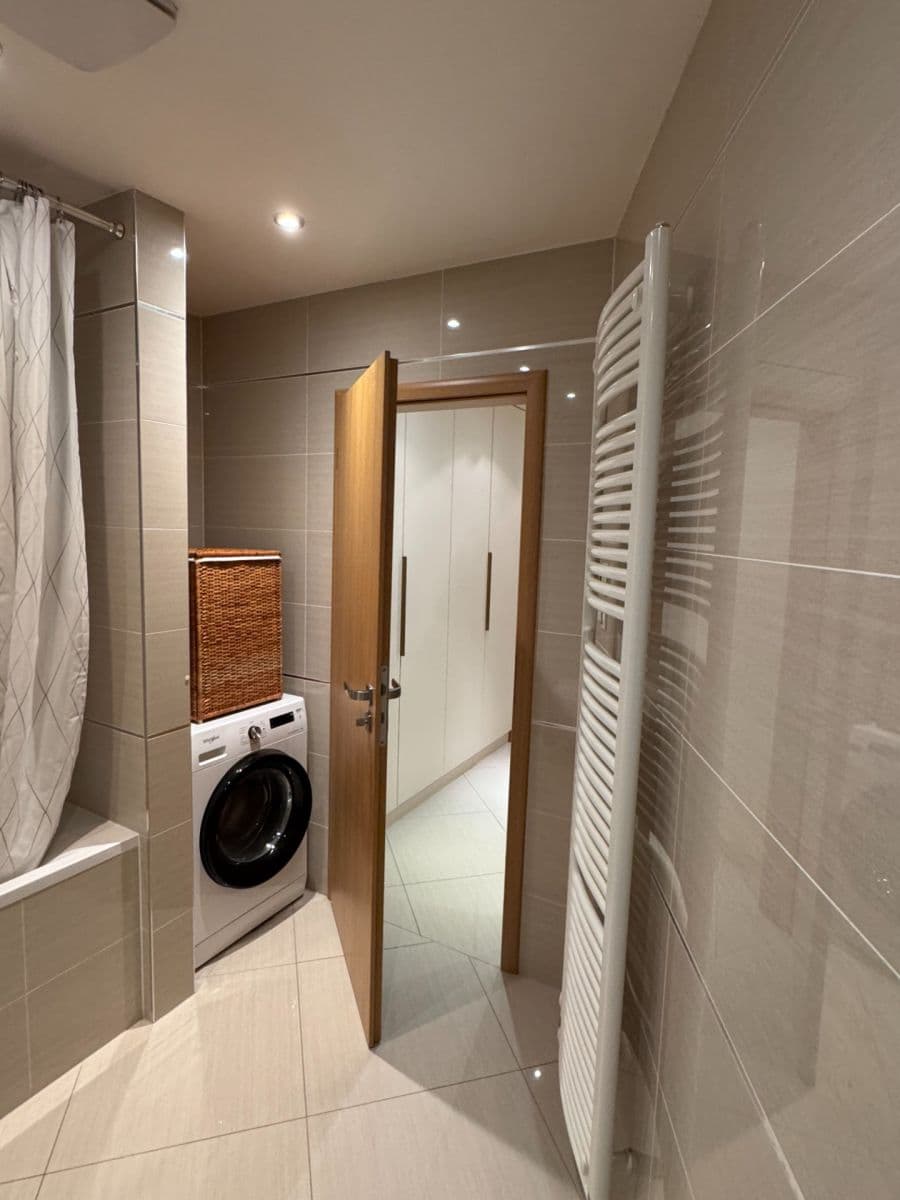 Prenájom bytu 1-izbový 39 m², Vojenova, Praha, Praha Prenájom bytu 1-izbový 39 m², Vojenova, Praha, Praha