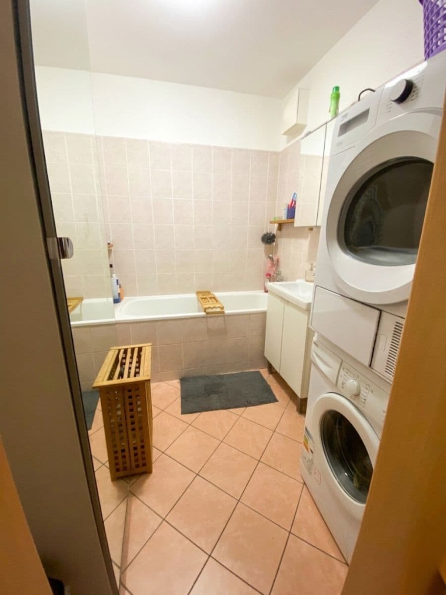 Prenájom bytu 2-izbový 60 m², Boloňská, Praha, Praha Prenájom bytu 2-izbový 60 m², Boloňská, Praha, Praha