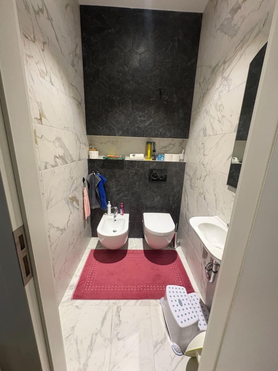 Prenájom bytu 5-izbový 157 m², Révová, Praha, Praha Prenájom bytu 5-izbový 157 m², Révová, Praha, Praha
