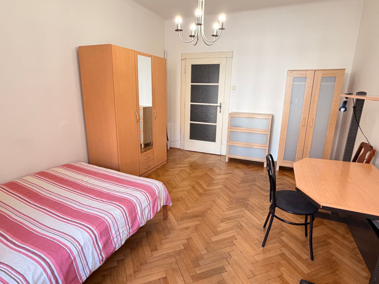 Prenájom bytu 4-izbový 18 m², Biskupcova, Praha, Praha Prenájom bytu 4-izbový 18 m², Biskupcova, Praha, Praha