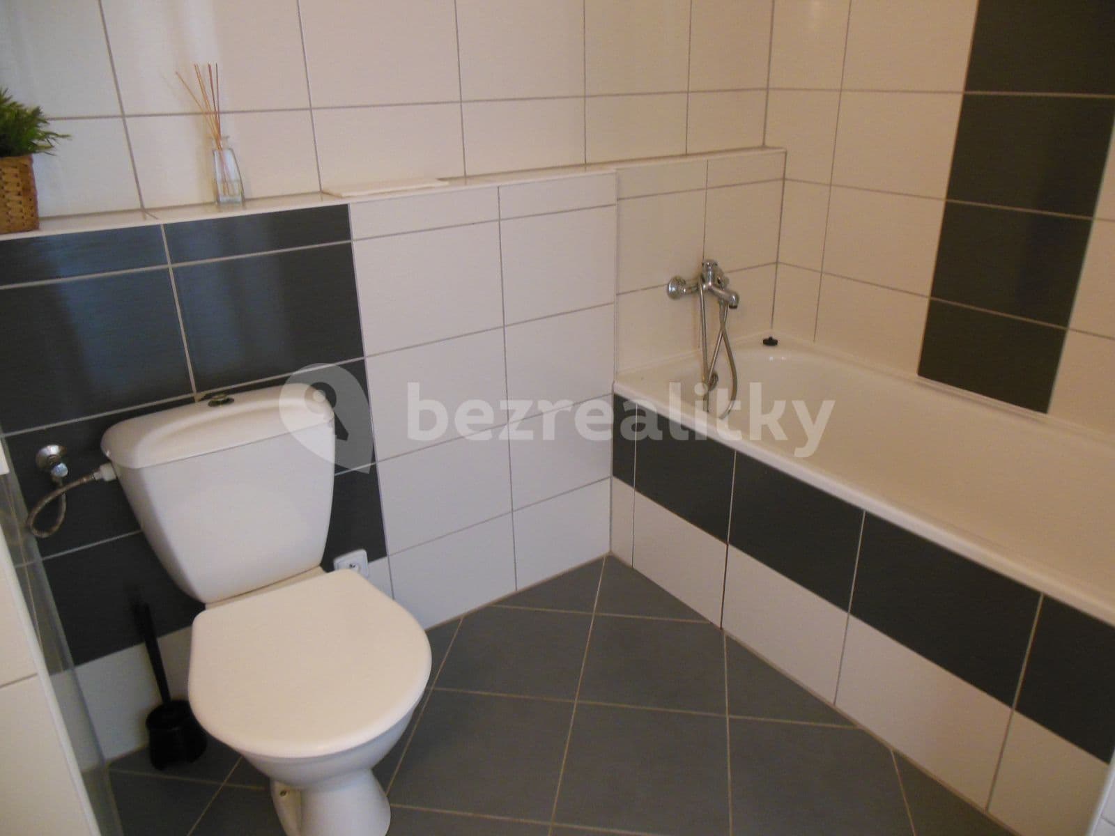 Prenájom bytu 1-izbový 35 m², Formánkova, Hradec Králové, Královéhradecký kraj Prenájom bytu 1-izbový 35 m², Formánkova, Hradec Králové, Královéhradecký kraj