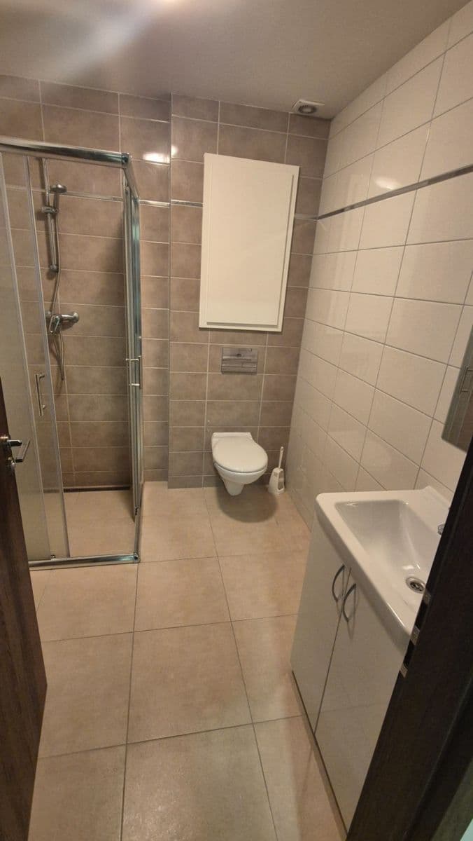 Prenájom bytu 2-izbový 50 m², Rostoklaty, Středočeský kraj Prenájom bytu 2-izbový 50 m², Rostoklaty, Středočeský kraj