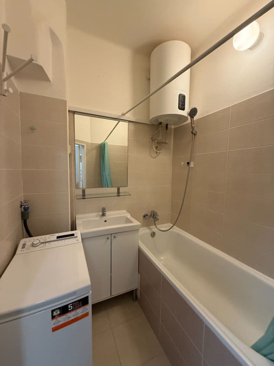 Prenájom bytu 1-izbový 35 m², Kafkova, Praha, Praha Prenájom bytu 1-izbový 35 m², Kafkova, Praha, Praha
