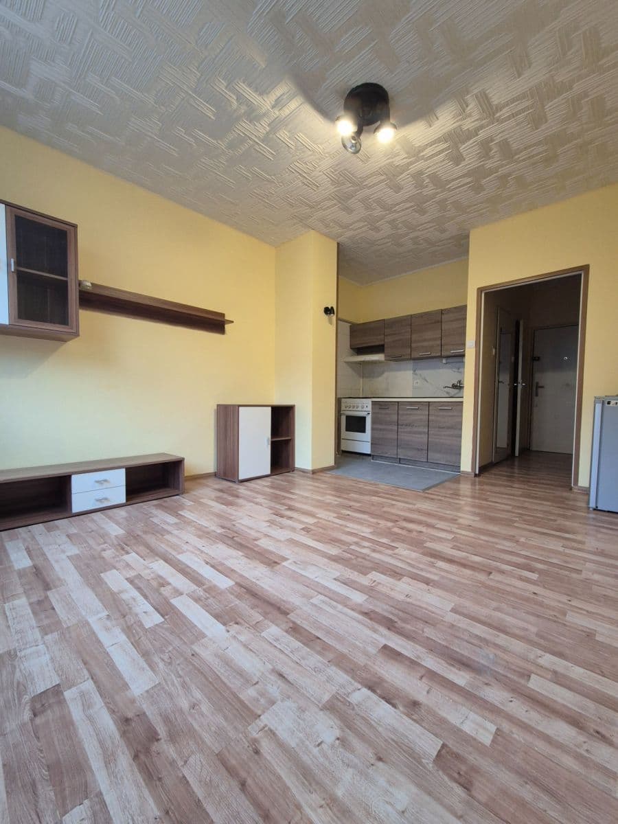 Prenájom bytu 1-izbový 25 m², Jabloňová, Praha, Praha Prenájom bytu 1-izbový 25 m², Jabloňová, Praha, Praha
