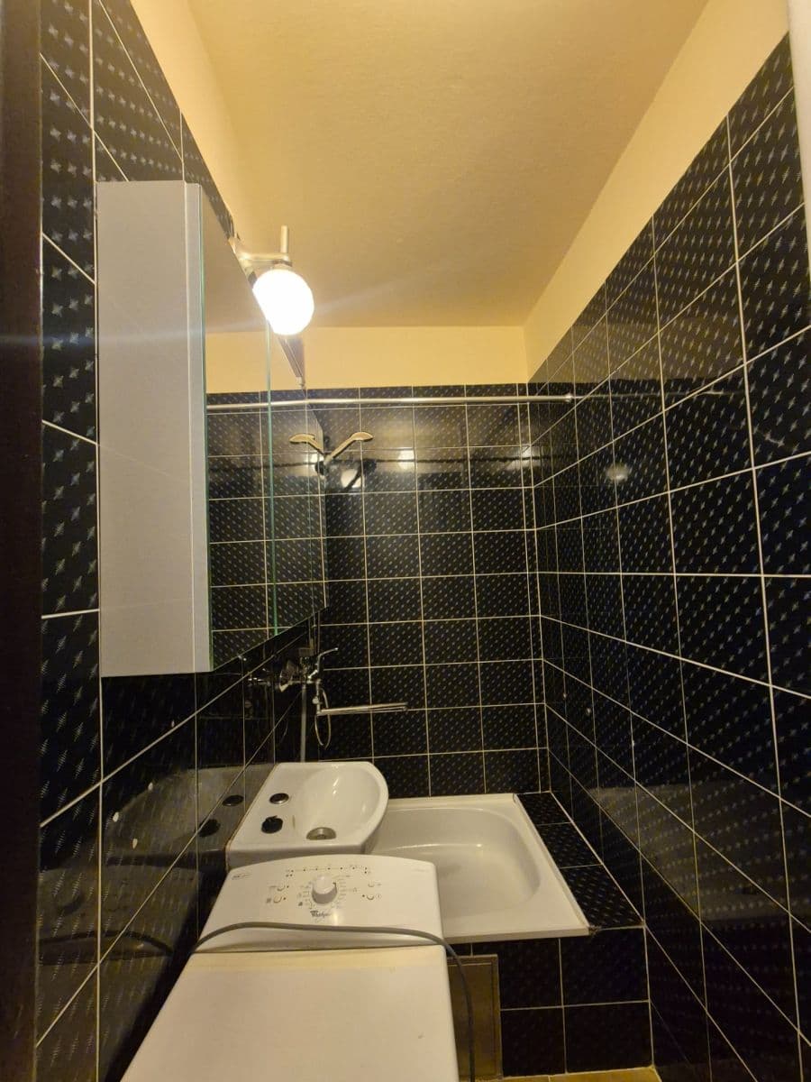 Prenájom bytu 1-izbový 25 m², Jabloňová, Praha, Praha Prenájom bytu 1-izbový 25 m², Jabloňová, Praha, Praha