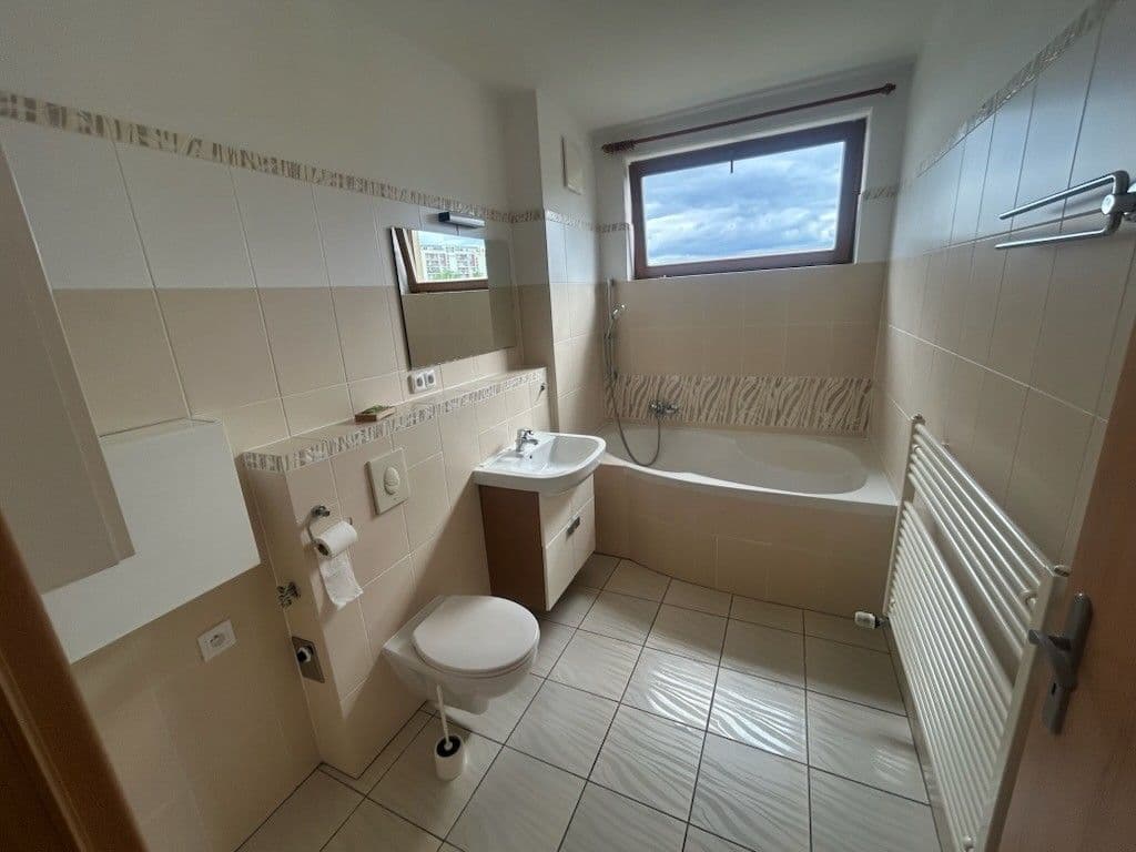 Prenájom bytu 3-izbový 78 m², Lipovská, Praha, Praha Prenájom bytu 3-izbový 78 m², Lipovská, Praha, Praha