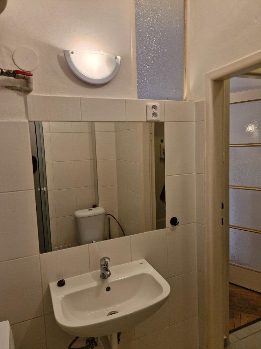 Prenájom bytu 1-izbový 28 m², Husinecká, Praha, Praha Prenájom bytu 1-izbový 28 m², Husinecká, Praha, Praha