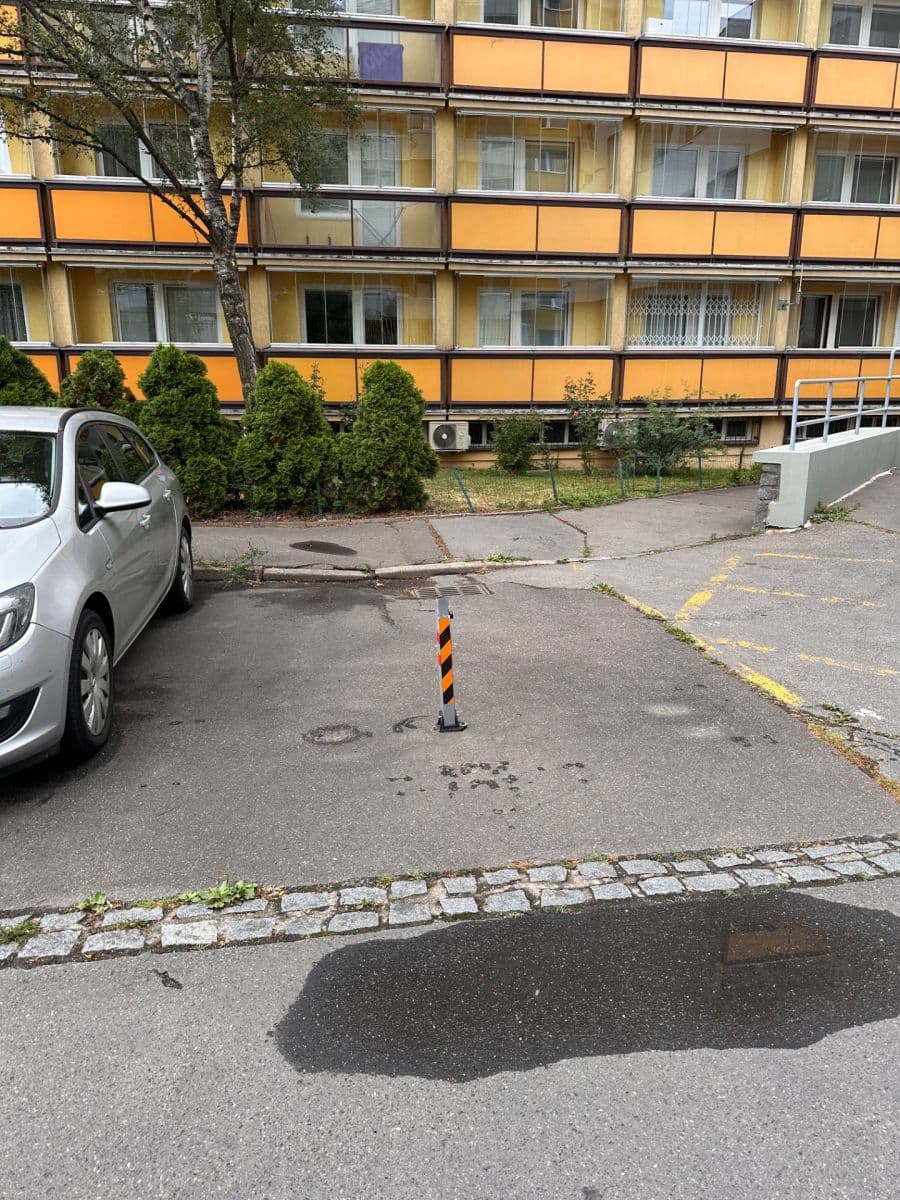 Prenájom garáže 13 m², Jemnická, Praha, Praha Prenájom garáže 13 m², Jemnická, Praha, Praha